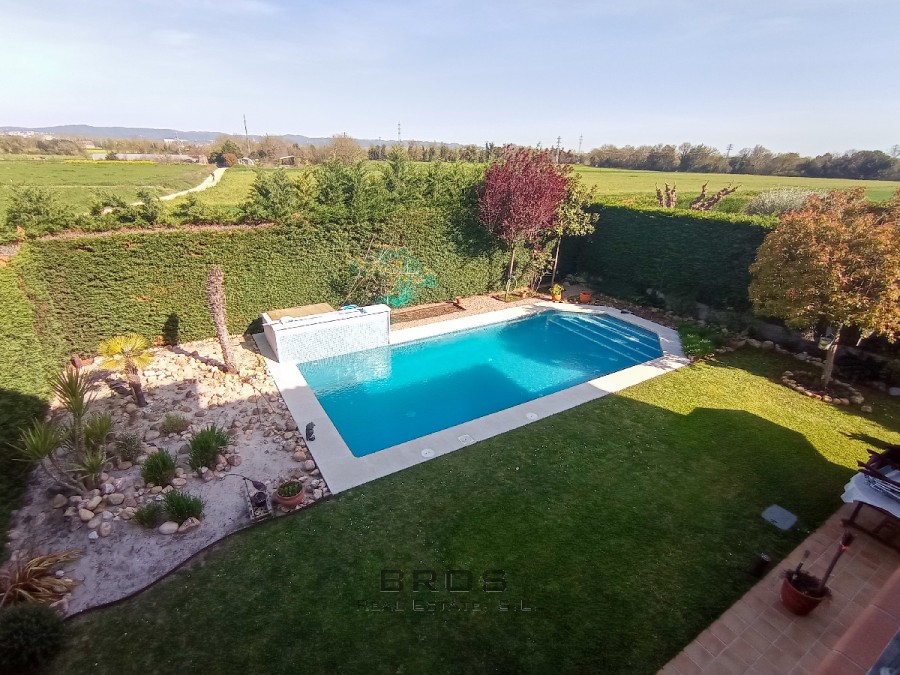 CHALET UNIFAMILIAR CON PISCINA Y VISTAS A LA MONTAÑA