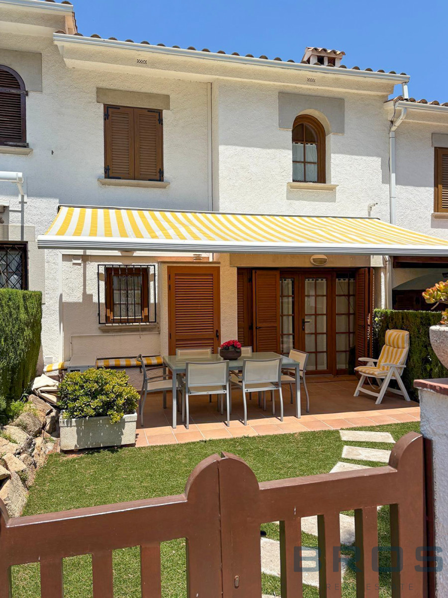 CASA ADOSADA CON JARDÍN A PIE DE PLAYA EN S’AGARO