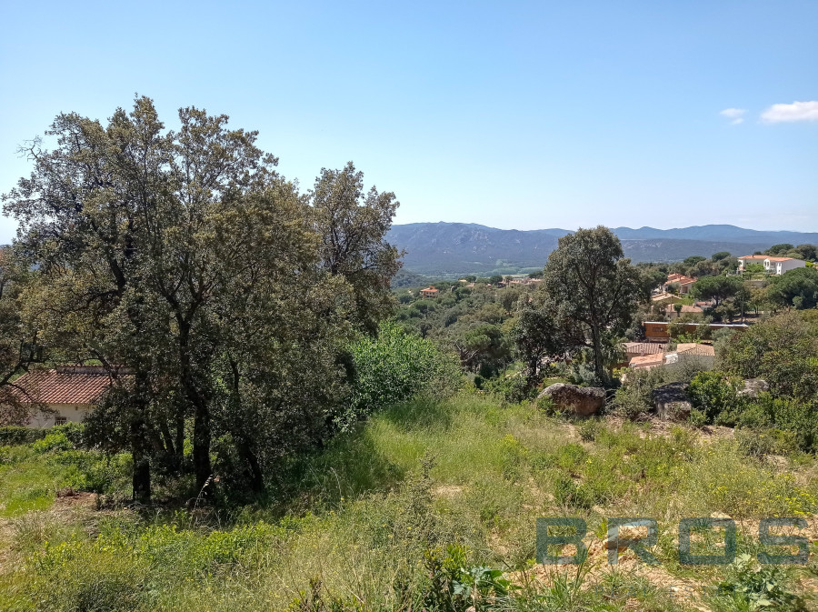 TERRAIN AVEC SUPERBE VUE SUR LES MONTAGNES