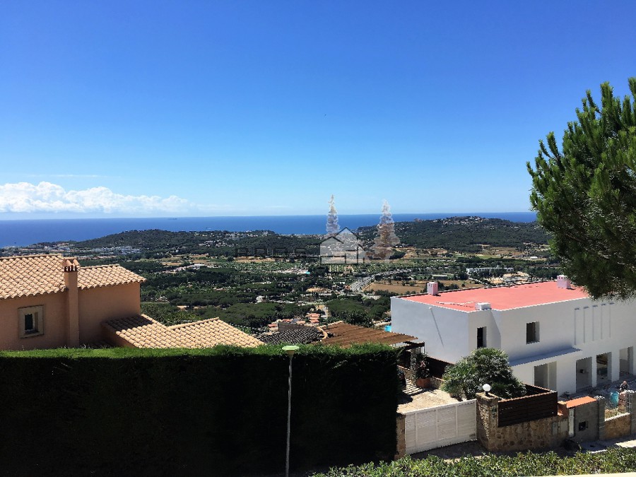 VILLA AVEC VUE SPECTACULAIRE A CASTELL D'ARO