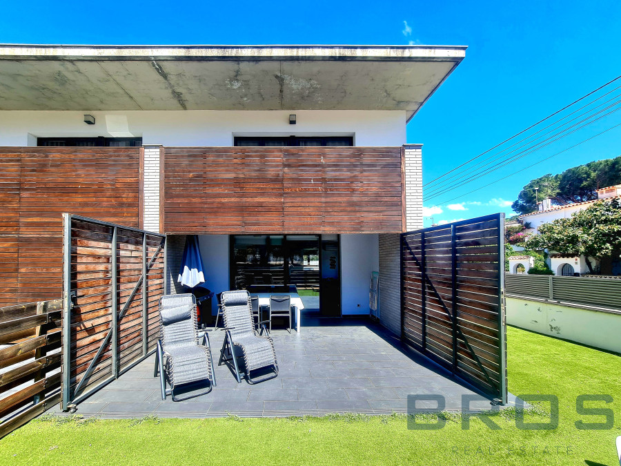 MODERN HOUSE WITH SWIMMING POOL AND GARAGE IN QUIET AREA