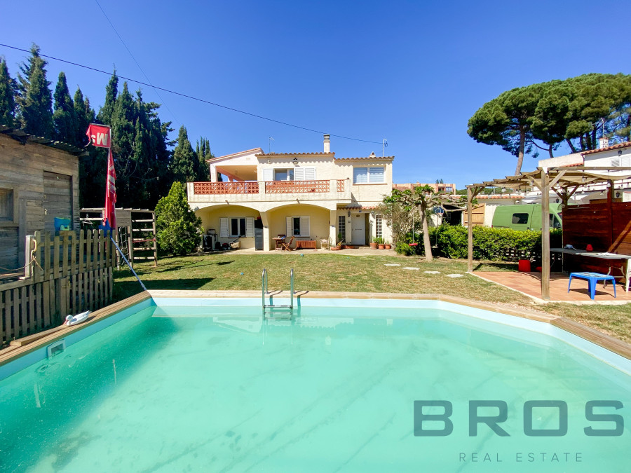 CASA A 200 METRES DE LA PLATJA AMB UN GRAN JARDI I PISCINA