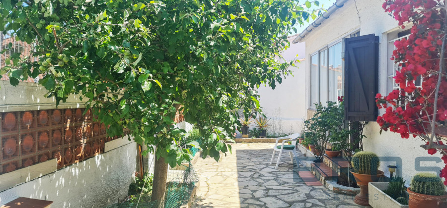 CASA A PEU DE LA PLATJA EN UNA SOLA PLANTA AMB PATI I GARATGE